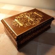 Szkatułka drewniana inkrustowana słomą.