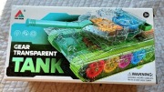 Czołg na baterie przezroczysty swieci jezdzi wydaje dzwieki zmienia kierunk