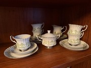 Serwis kawowy PRL: filiżanki + cukiernica + mlecznik, zielony wzór