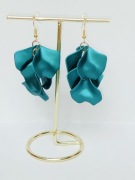 Kolczyki w kolorze ciemnej zieleni, płatki kwiatów.