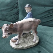 Porcelanowa figurka Royal Copenhagen rolnik z bykiem 772 
