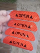 200 naklejek odblaskowych (50 zestawów po 4 naklejki). Mix kolorów