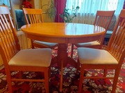 Stół z czterema krzesłami