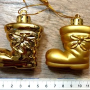 Bombki buciki złote.