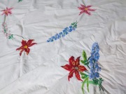 Ręcznie haftowany obrus 140x134