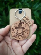 Drewniany brelok do kluczy z grawerem Żaba Czarodziej