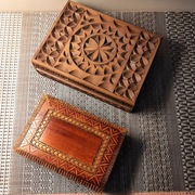 Szkatułka drewniana zdobio9na na karty do grania. 2 szt.