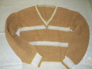 Sweter,beżowy z lureksem robiony na drutach.Roz.M