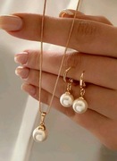 Zestaw biżuterii : elegancki naszyjnik i kolczyki perłowe. 