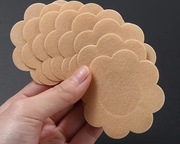 Osłonki na sutki 20 szt. 6 cm – jednorazowe naklejki kwiatek beżowe