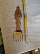 Stara mosiężna ozdoba kuchenna widelec do powieszenia odnowiona poler