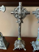 Stylowy Krzyż Stojący – Krucyfiks z Bogatą Symboliką (Srebrzony/Metal)