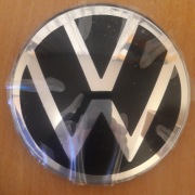 ATRAPA GRILL ZNACZEK EMBLEMAT VW LOGO POD RADAR 2GM853601E 
