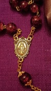 Róźaniec z wizerunkiem M B Niepokalanej + etui na röźaniec.Na etui wizerune
