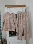 Dres w drobną panterkę kolor beżowy, bluza kangurka.