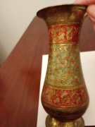 Mosiężny wazonik kolorowo zdobiony Indie