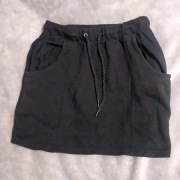 Czarna spódnica dresowa Diverse