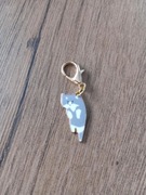 Brelok, zawieszka z wiszącym kotem. Szary