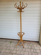 Stylowy wieszak na ubrania z giętego drewna 