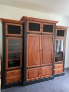 Szafa z miejscem na RTV z półkami i szufladami 