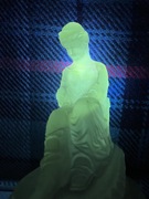 figurka kobiety w antycznej pozie szklo ?uranowe?