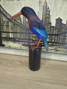 Ręcznie rzeźbiona figurka ptaka z drewna – unikatowa dekoracja