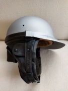 Kask zabytkowy z daszkiem z lat 60 XX w., po odnowieniu. Nowa niższa cena.