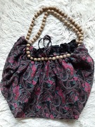 torebka z rączkami z koralików, czarna z czerwonymi motywami