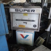 Stary dystrybutor paliwa. Kolekcjonerski lata 70