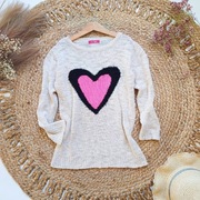 Sweterek YD 140 beżowy z serduszkiem sweter otulający miły wygodny miękki 