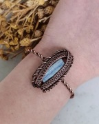 Kyanit w miedzi. Bransoletka z kamieniem naturalnym. Rękodzieło 