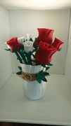 Wieczny Rozkwit – Róże w wazonie z dodatkami