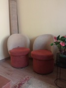 2 pufy z oparciem i schowkiem