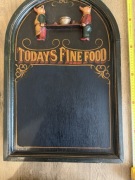 Vintage drewniana tablica – dekoracja pub / restauracja – świnki kelnerzy