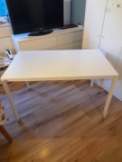 Biały stół IKEA.