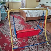 Huśtawka dla dzieci z zadaszeniem