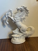Porcelanowa figurka białego konia wspiętego na tylnych nogach – wys. 27 cm