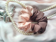 Elegancka Gumka do Włosów z Satyny z Jedwabiem – Kolor Brąz/Beż