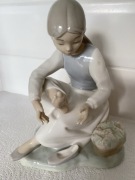 Figurka porcelanowa NAO/LARDO dziewczyna zakładająca bucikduża postać 