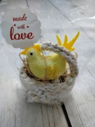 Wielkanoc kurka w koszyczku 