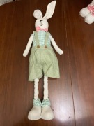 FIGURKA ZAJĄCA NA NOGACH TELESKOPOWYCH