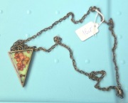 Trójkątny naszyjnik z suszonymi kwiatami w żywicy retro