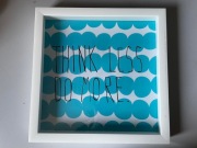 Grafika biało-niebieska w ramce Think Less Do More motto napis Umbra