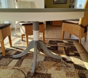 Stół okrągły, rozkładany na owalny, noga toczona