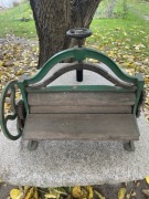 Magiel żeliwny ręczny.