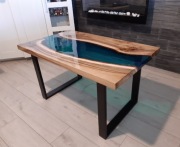 Stolik kawowy orzechowy z turkusową żywicą