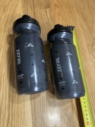 Dwa nowe czarne plastikowe bidony