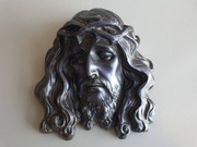 Realistyczna płaskorzeźba głowy cierpiącego Jezusa Chrystusa, brąz
