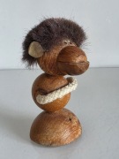 Otwieracz MAŁPKA Vintage PRL/ZSRR – Drewno i Futro – Design lat 70.