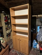 Regał. Bardzo praktyczny. Z szafką na dole.